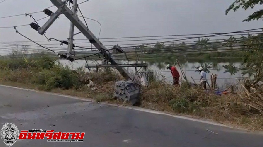 ชลบุรี-ลุงวัย 60 ขับกระบะหลุดโค้งชนเสาไฟฟ้าเสียชีวิตคาซากรถ