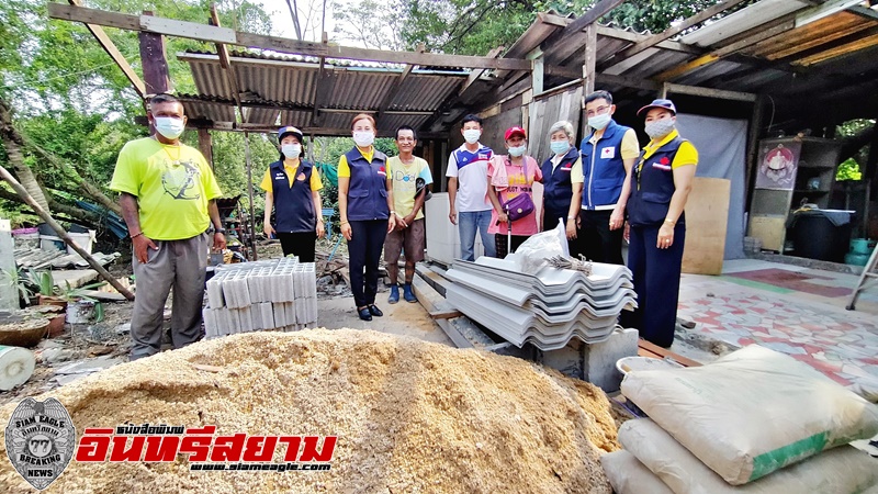 ชลบุรี-ไม่ทิ้งปชช.ช่วยเหลือซ่อมแซมบ้าน ถูกต้นไม้ทับพังเสียหาย