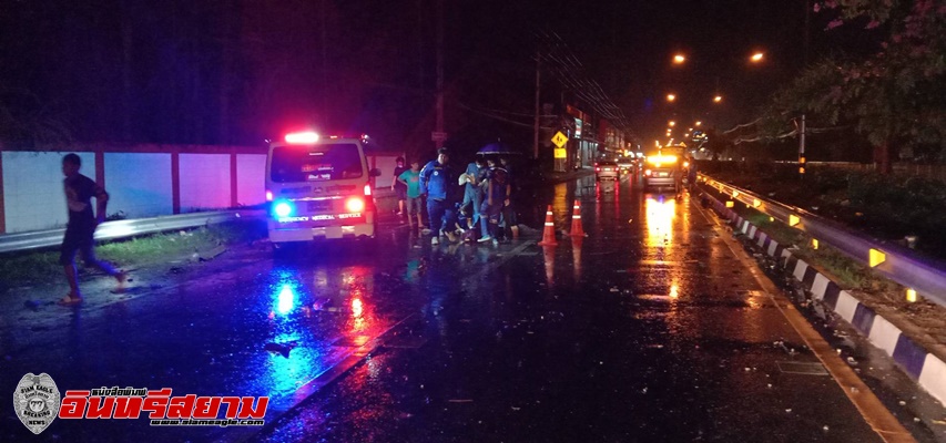 กาญจนบุรี-สุดเศร้ากับสารวัตรน้ำดี ขับรถกระบะคู่ใจลุยฝนเสียหลักชนกำแพงดับ