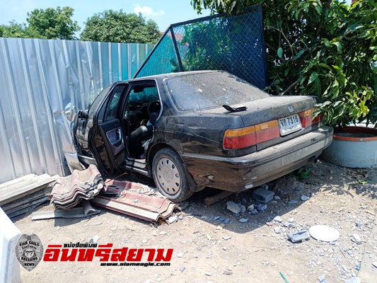 ลพบุรี-สลดลุงวัย 64 ร้อนจัดวูบขณะขับรถพุ่งชนบ้านทะลุกำแพงดับคาเก๋ง