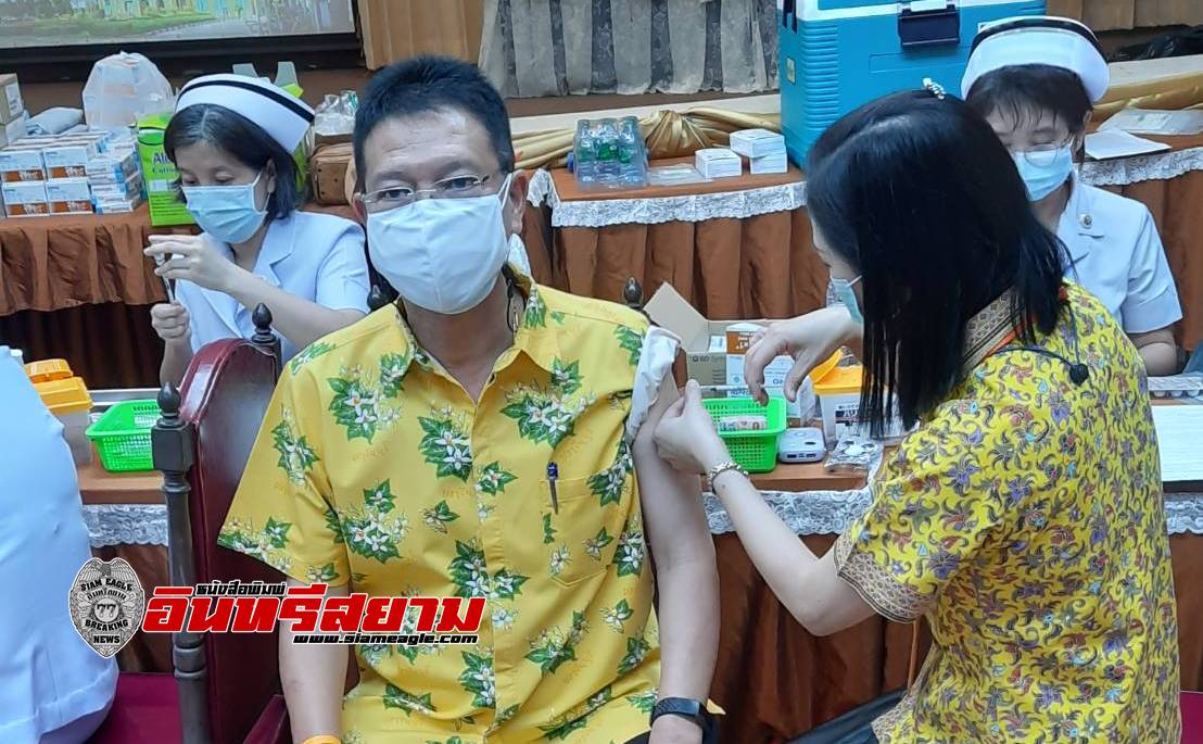 ปราจีนบุรี-ผู้ว่าฯ พร้อมคณะเข้ารับวัคซีนเข็มที่ 2 แล้ว