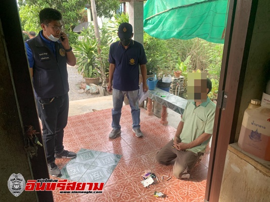 สุพรรณบุรี-ปลัดอำเภอสนธิกำลังตำรวจบุกจับผู้ใหญ่บ้านมั่วสุมเสพยา