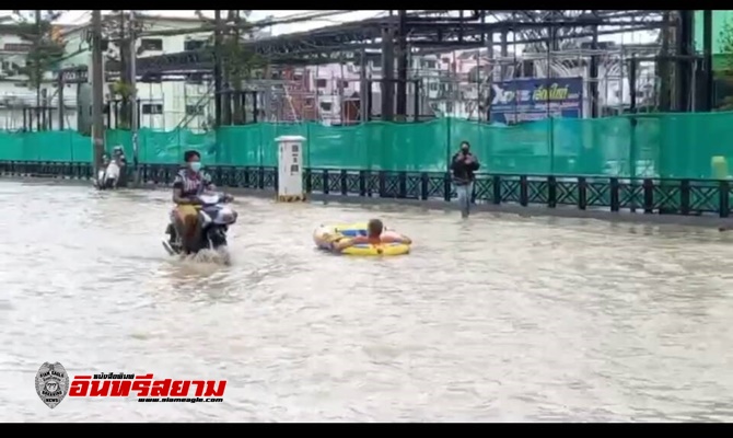 ชลบุรี-ฮือฮา ชาวบ้านขนเรือยางล่องกลางถนนพัทยา หลังฝนตกน้ำท่วม