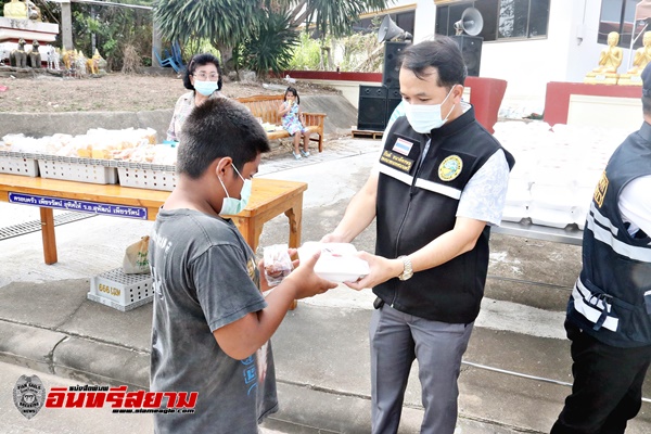ชลบุรี-หนุ่มจีนหัวใจไทย ร่วมนำข้าวกล่องสมทบแจกให้ประชาชน หน้าวัดสามัคคีบรรพต