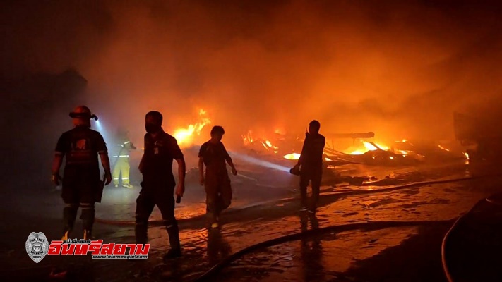 ชลบุรี-เพลิงไหม้โกดังสินค้าพร้อมรถ 10 ล้อวอด 2 คัน ค่าเสียหายไม่ต่ำกว่า 3 ล้านบาท