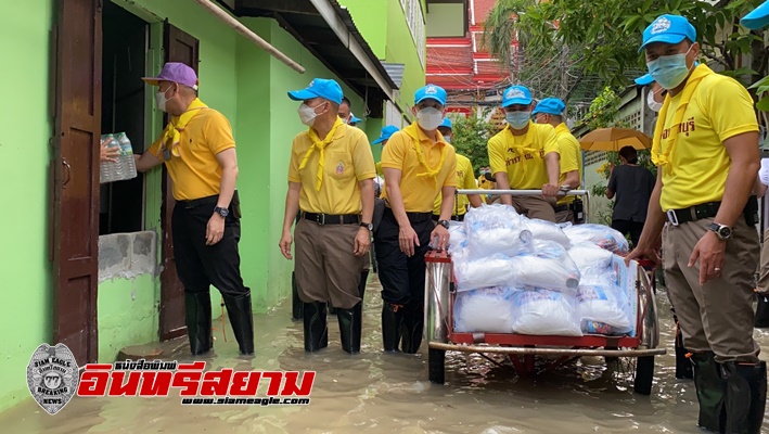 นนทบุรี-ตำรวจช่วยด้วยชาวชุมชนวัดแคนอกเร่งวางกระสอบทรายเพิ่ม