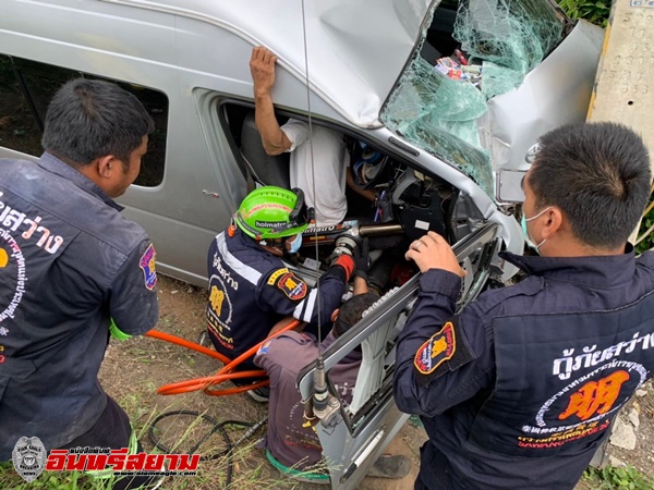 เพชรบุรี-รถตู้ชนเสาไฟฟ้าขาด เจ็บหลายราย