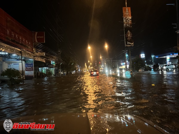 ศรีสะเกษ-พายุฝนถล่มตัวเมืองศรีสะเกษน้ำท่วมถนนสูง 40 ซม.ระยะทางยาวกว่า 1 กม.