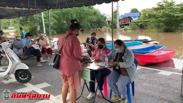 เทศบาลเมืองสิงห์บุรี บริการเรือรับ-ส่ง ประชาชนเข้าออกบ้านน้ำท่วมฟรี วันละ 3 เวลา