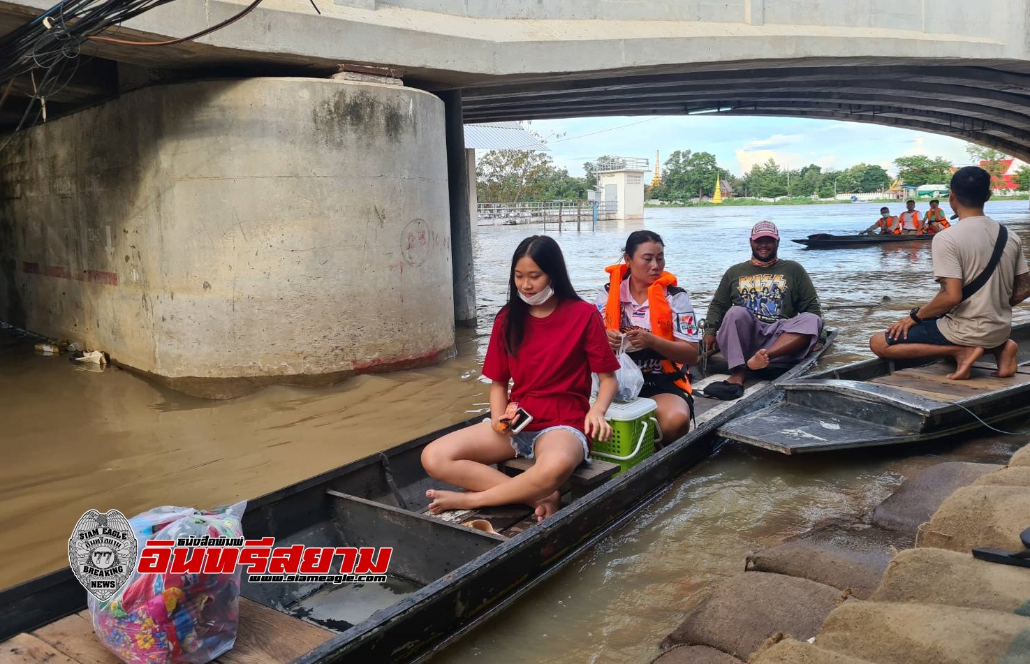 สิงห์บุรี-เทศบาลเมืองฯ บริการเรือรับ-ส่ง ประชาชนผู้ประสบอุทกภัย ฟรี