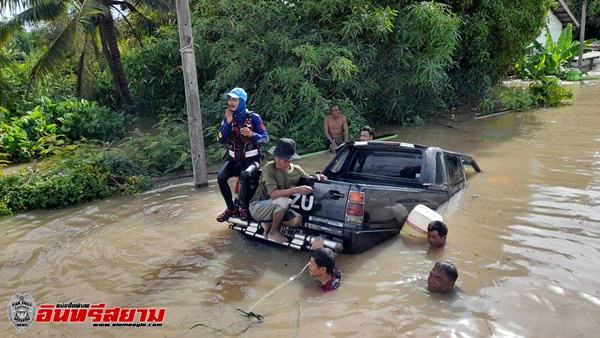 ลพบุรี-เป็นไปไม่ได้กู้ภัยฯใช้เรือลากรถยนต์ที่กำลังจะจมดิ่งลงแม่น้ำได้อย่างเหลือเชื่อ