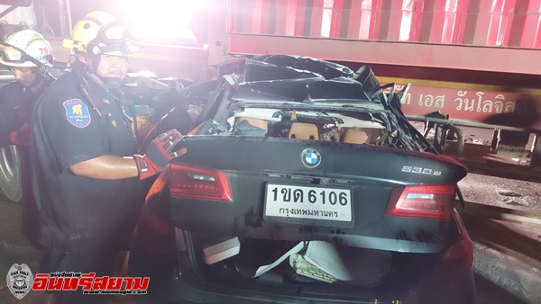ชลบุรี-เก๋ง BMW ซิ่งอัดก๊อปปี้พ่วงเทรนเลอร์ไฟลุก ร่างติดตาซากรถดับคาที่