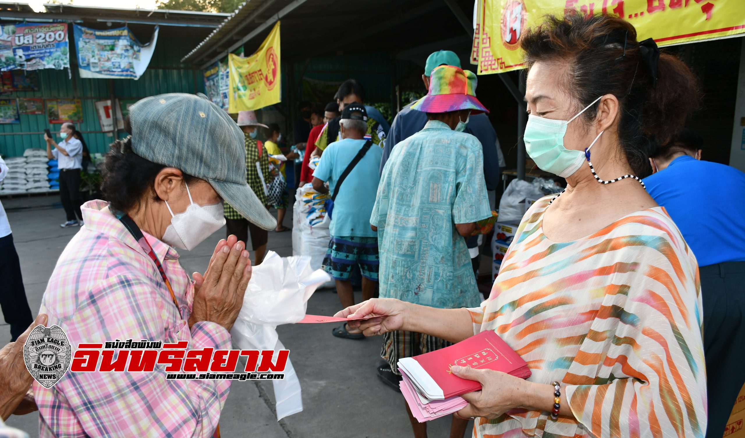 สิงห์บุรี-“หจก.มิตรภาพ”ส่งเสริมการเกษตร มอบเงินสดและถุงยังชีพช่วยเหลือผู้ประสบอุทกภัย