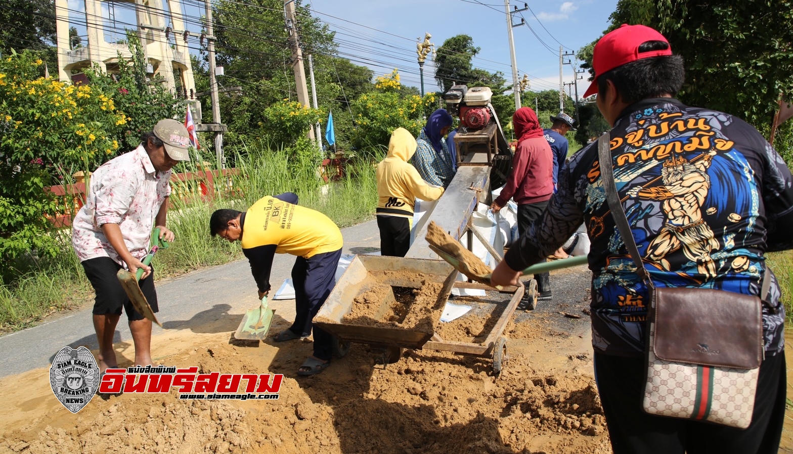 สิงห์บุรี-ชาวบ้านเร่งทำคันกั้นริมถนนไม่ให้น้ำเข้าท่วมบ้าน