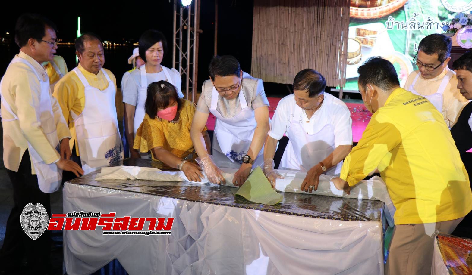 กาญจนบุรี-พ่อเมืองฯทำขนมมัดใต้ยักษ์ หวังให้เป็น soft power ส่งเสริมท่องเที่ยวด้านอาหาร