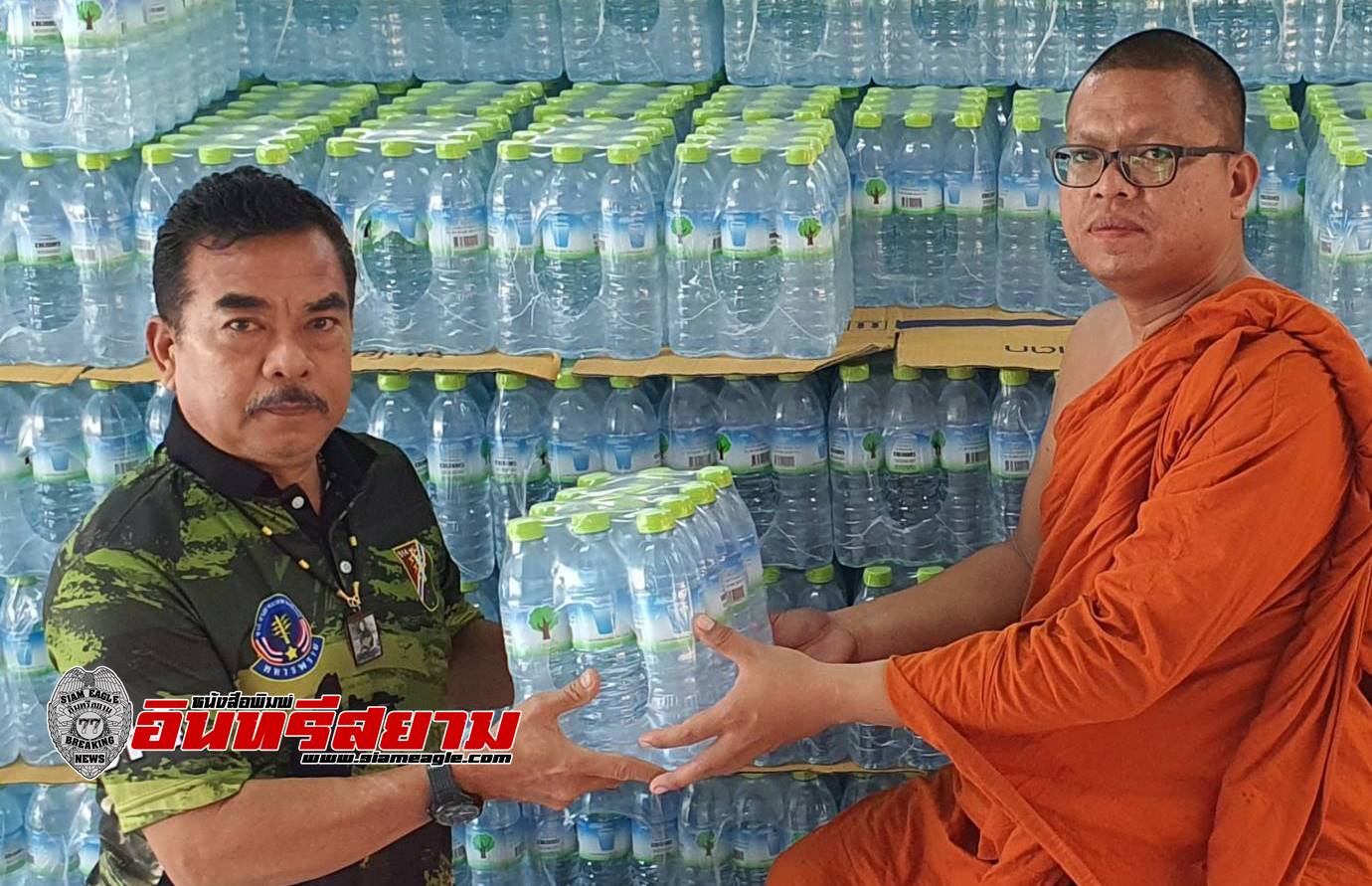 ลพบุรี-นักข่าวลพบุรีห่วงใยประชาชนผู้ประสบอุทกภัยมอบน้ำดื่มจำนวน 1,000 โหล ให้กับพระครูสมุห์พรเทพ