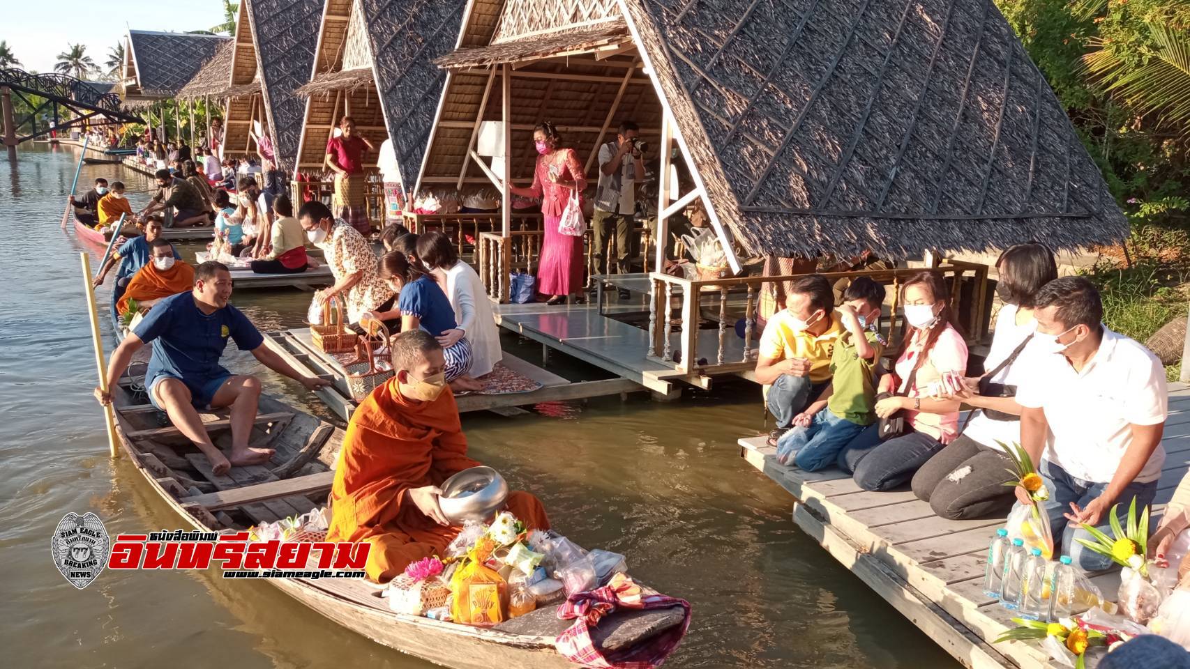 สุพรรณบุรี-สีสันท่องเที่ยวแต่งชุดไทยใส่บาตรทางน้ำ