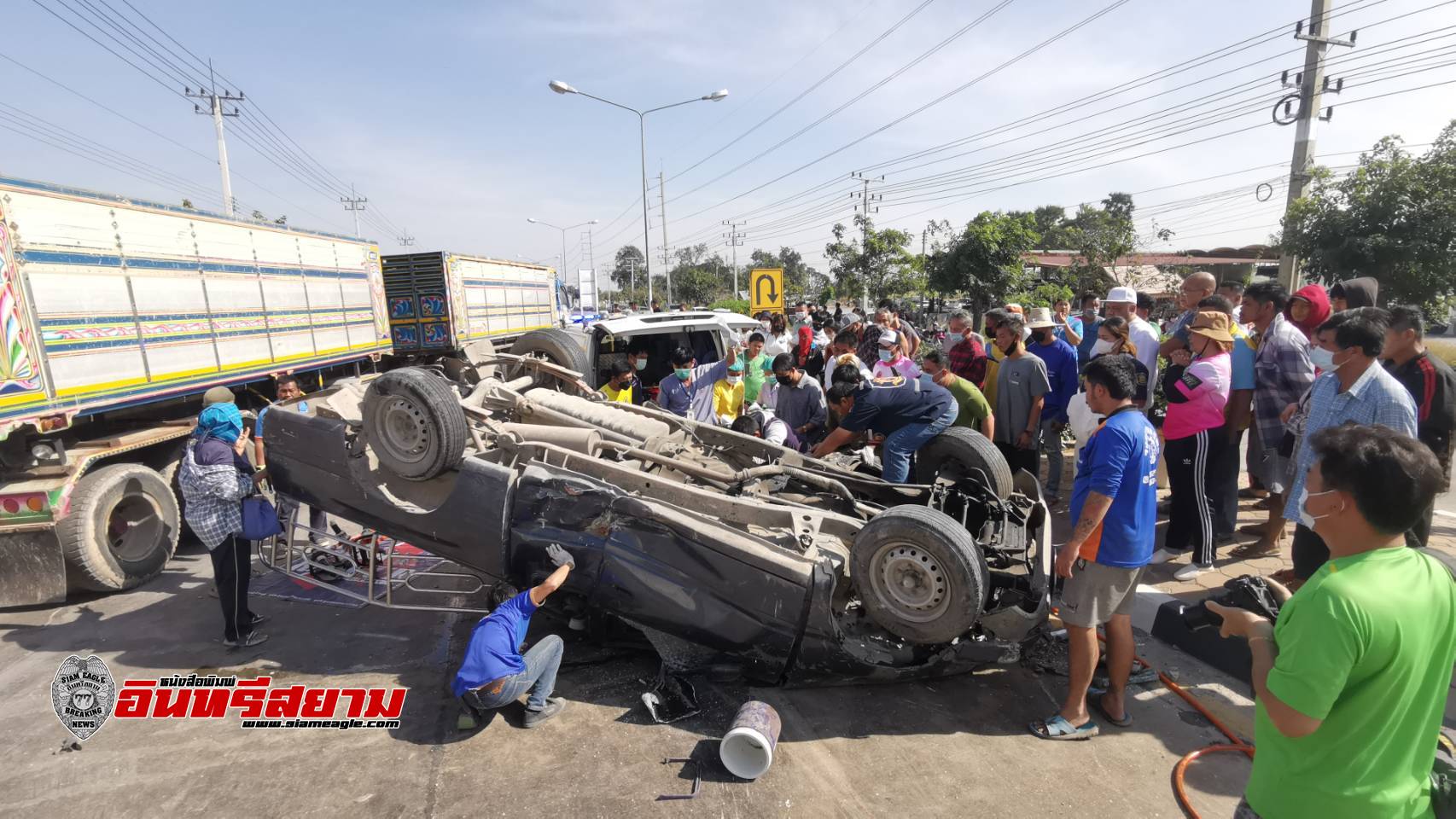 สุพรรณบุรี-รถกระบะเสียหลักข้ามเกราะกลางประสานงารถพ่วงเจ็บ 4 ราย