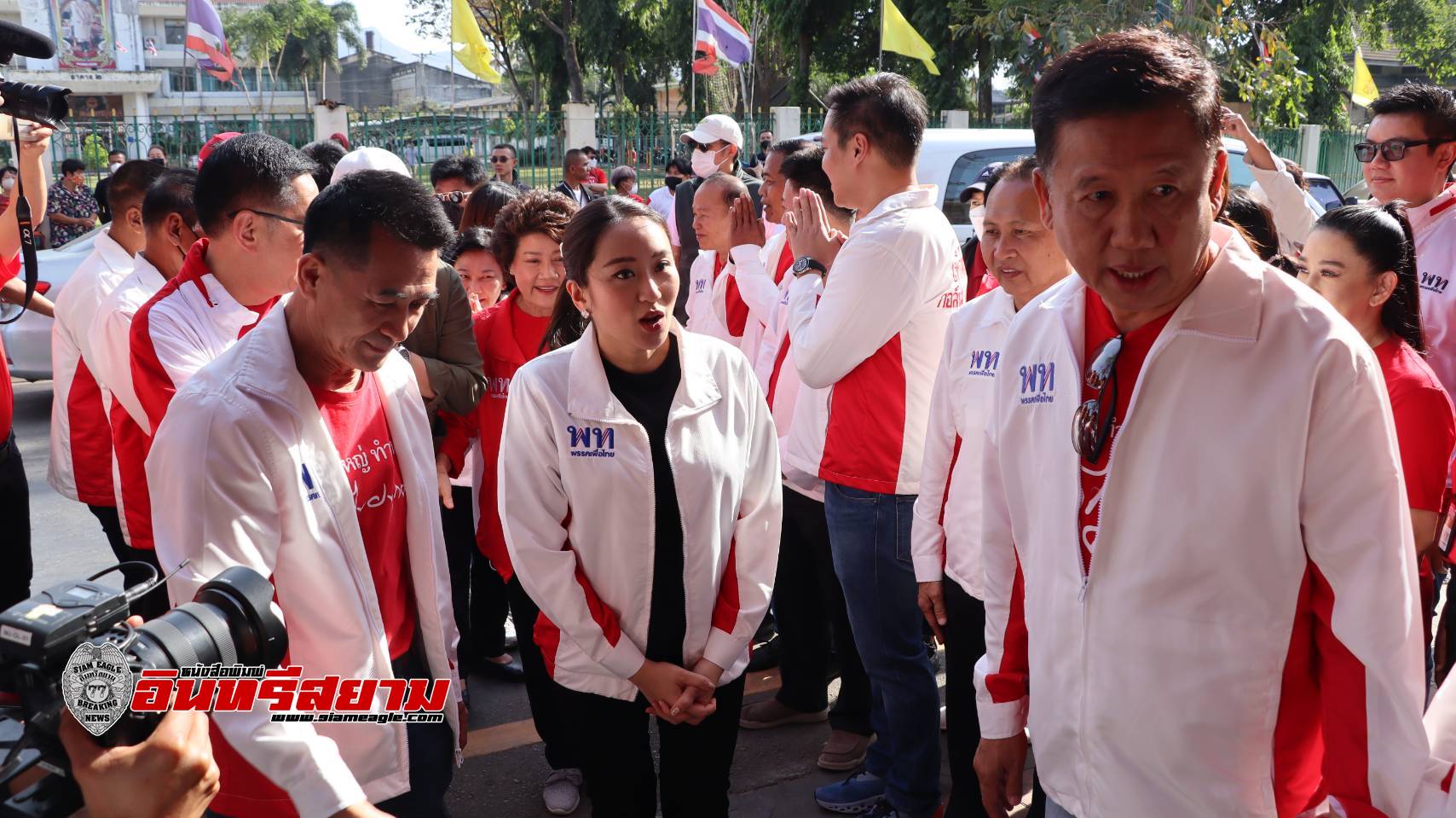 กาญจนบุรี-คนเมืองกาญจน์แห่มาฟังบรรยายกาศการเปิดเวทีปราศรัยใหญ่ของพรรคเพื่อไทย กว่า 15,000 คน