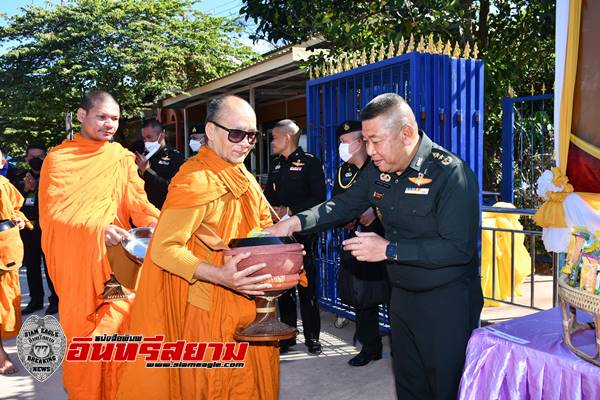ศรีสะเกษ-หลวงพ่อพุฒนำแม่ทัพ 2 แผ่นดินร่วมกับผู้ว่านำประชาชนไทย-กัมพูชาตักบาตรปีใหม่