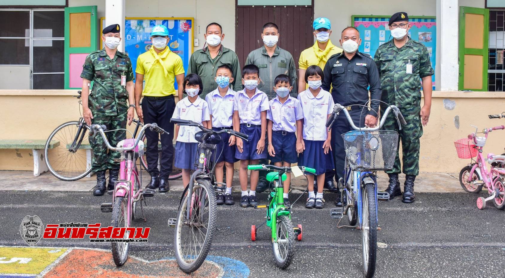 ราชบุรี-กรมทหารช่างที่ 21 ซ่อมแซมจักรยานให้กับเด็กนักเรียน