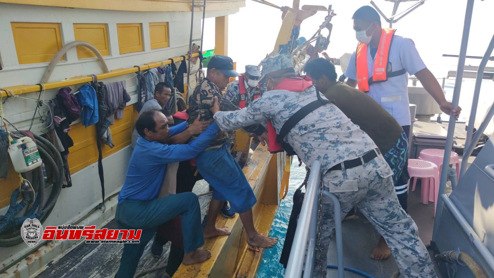 ชลบุรี-ศรชล.ภาค 1 จัดเรือพร้อมชุดแพทย์ฉุกเฉิน ช่วยเหลือลูกเรือประมงเจ็บป่วยกลางทะเล