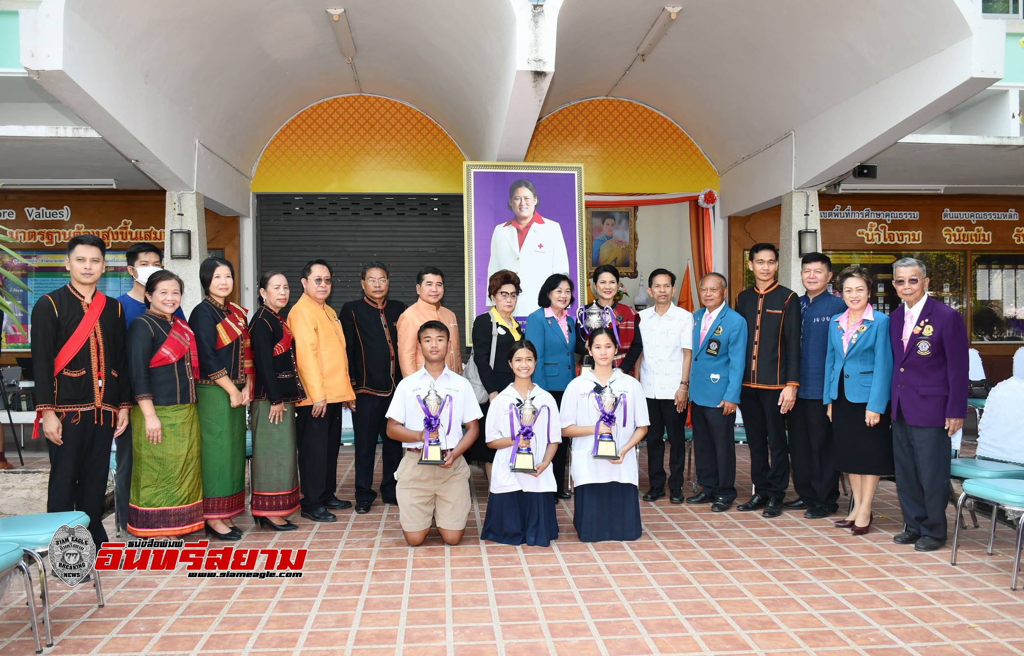 ศรีสะเกษ-อัญเชิญถ้วยพระราชทานสมเด็จพระกนิษฐาธิราชเจ้าฯ จากการแข่งขันสารานุกรมไทย ระดับประเทศ 4 รางวัล