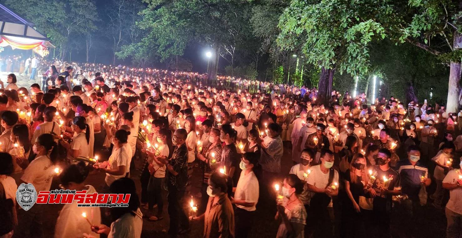 ปราจีนบุรี-คลื่นพุทธศาสนิกชนกว่า 10,000 คนเวียนเทียนรอบรอยพระพุทธบาทคู่ยุคทวารวดียาวจรดเที่ยงคืน