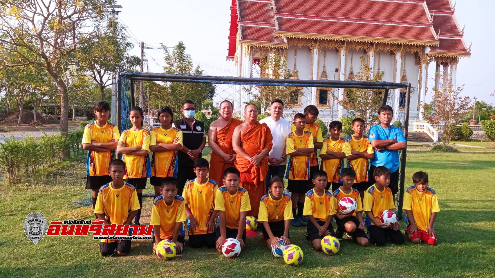สุพรรณบุรี-พระนำเด็กเข้าวัดฝึกสอนฟุตบอลช่วงปิดเทอมห่างไกลเกมส์ยาเสพติด