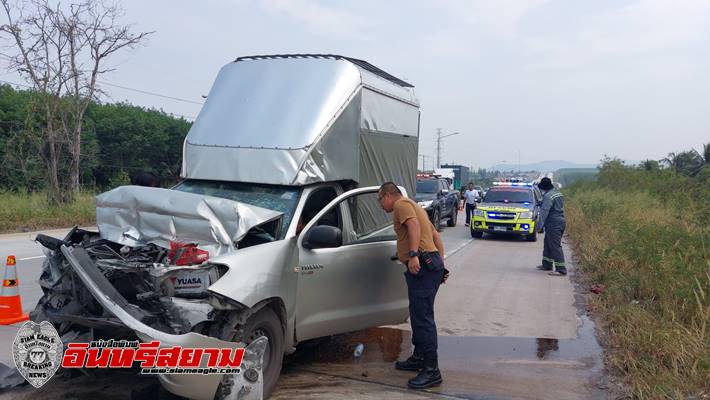 ชลบุรี-รถกระบะขนพัสดุ อัดท้ายรถพ่วง 18 ล้อ ขนเม็ดพลาสติก คนขับพร้อมคนงานบาดเจ็บ 2 ราย