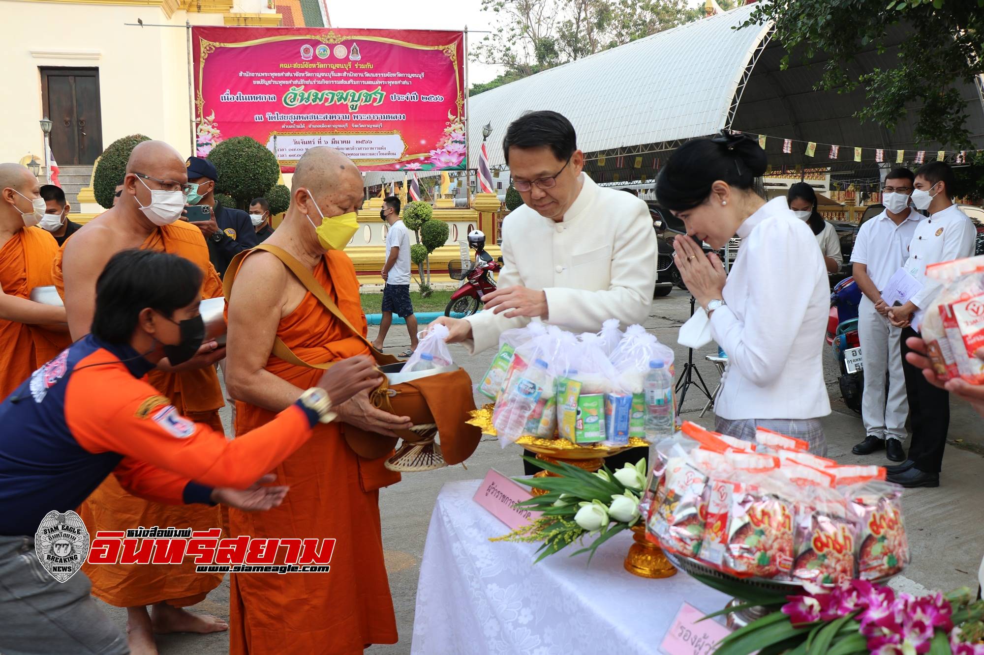 กาญจนบุรี-ผู้ว่าฯนำข้าราชการและประชาชนร่วมทำบุญตักบาตรข้าวสารอาหารแห้งเนื่องในวันมาฆบูชา