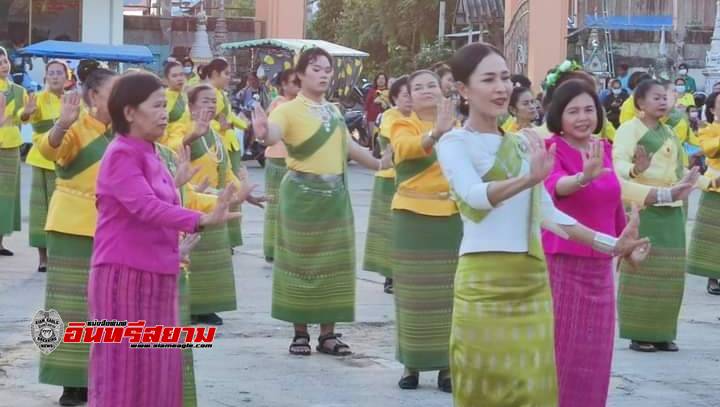 ร้อยเอ็ด-อำเภอพนมไพร รำถวายองค์พระมหาธาตุวัดกลางอุดมเวทย์ ในงานประเพณีบุญบั้งไฟ ร้อยเอ็ด-อำเภอพนมไพร รำถวายองค์พระมหาธาตุวัดกลางอุดมเวทย์ ในงานประเพณีบุญบั้งไฟ