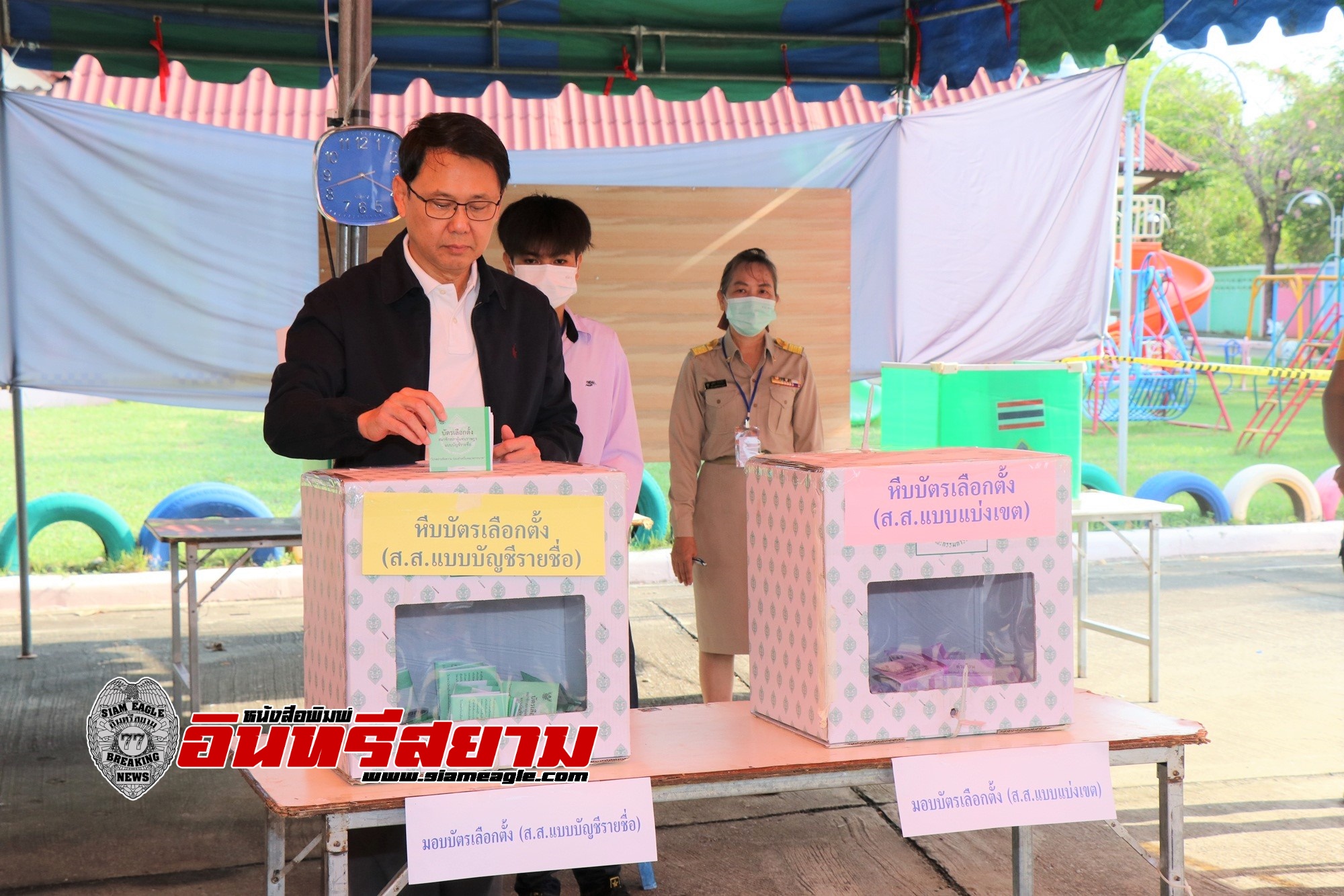 กาญจนบุรี-ผู้ว่าราชการจังหวัดกาญจนบุรี ออกมาใช้สิทธิลงคะแนนเลือกตั้งสมาชิกสภาผู้แทนราษฎร