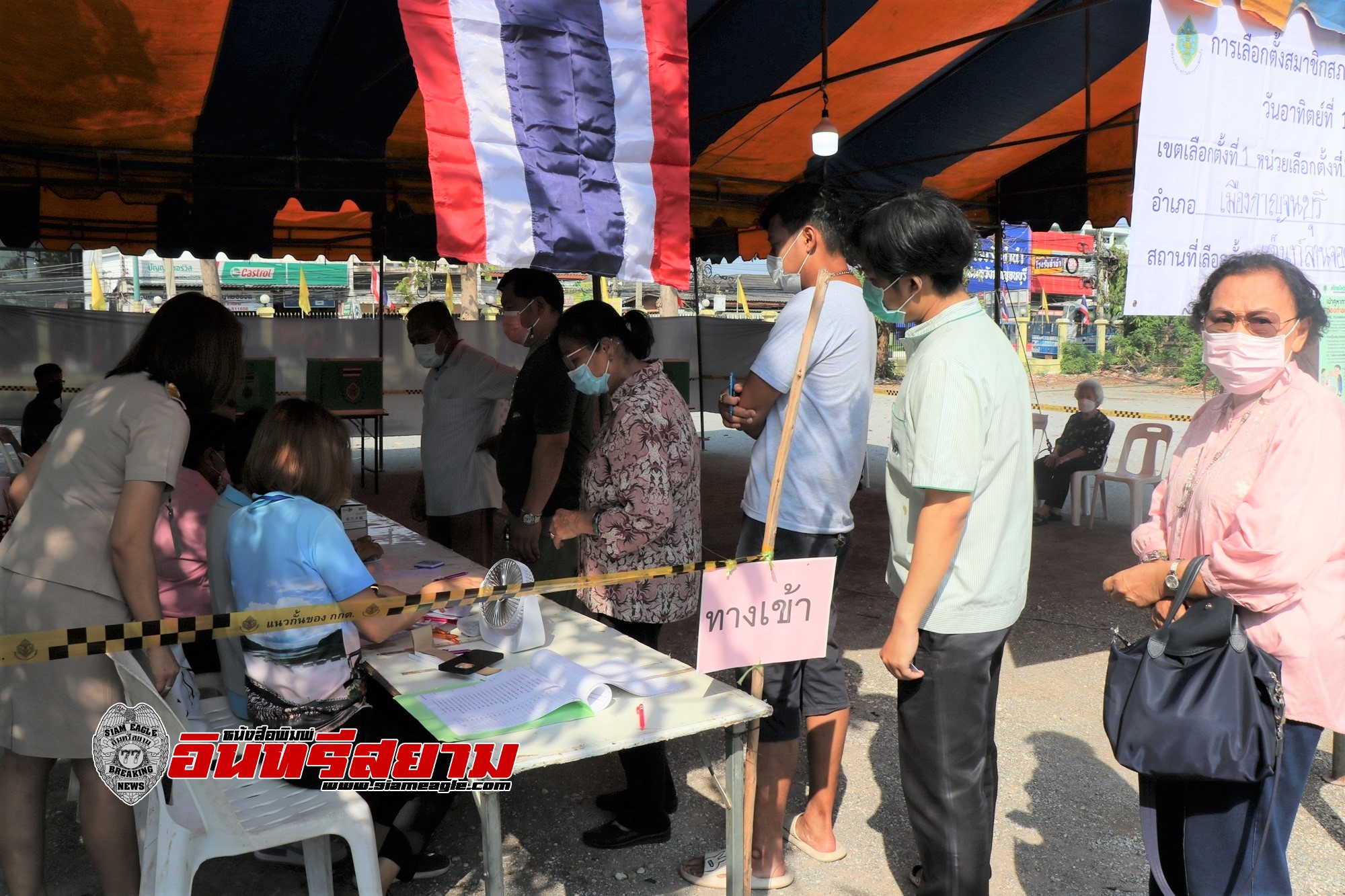 กาญจนบุรี-ประชาชนทยอยออกมารอใช้สิทธิเลือกตั้ง  ตั้งแต่ก่อนเวลาเปิดหีบเลือกตั้ง