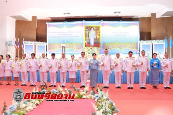 อุบลราชธานี- จุดเทียนถวายพระพรชัยมงคล