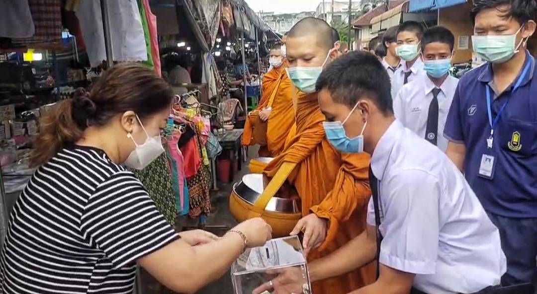 นครนายก-เจ้าอาวาสวัดดงละครออกรับบิณฑบาตโครงการช่วยเหลือเด็กนักเรียนกว่า 200 คน นครนายก-เจ้าอาวาสวัดดงละครออกรับบิณฑบาตโครงการช่วยเหลือเด็กนักเรียนกว่า 200 คน