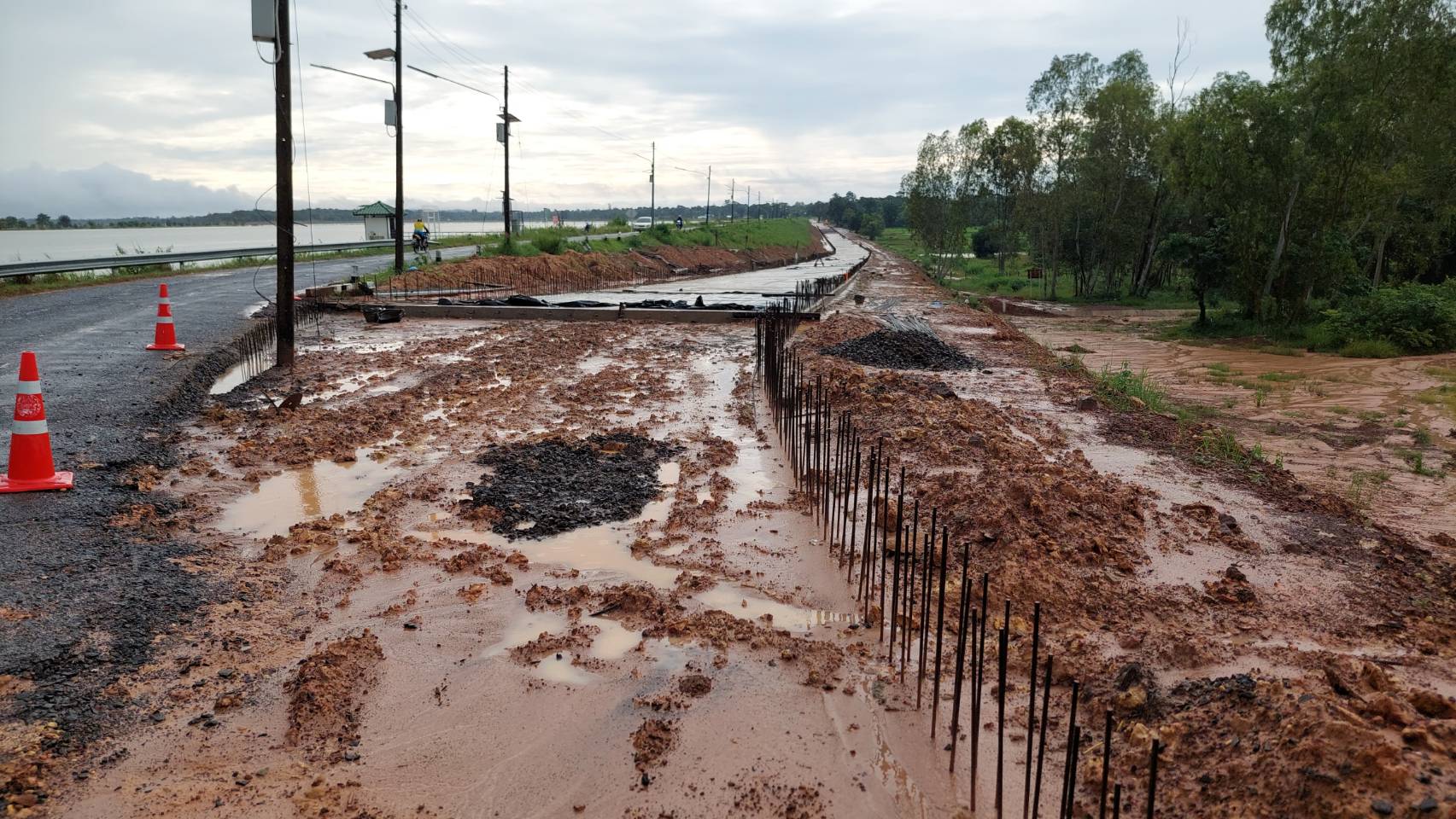 อำนาจเจริญ-ทุ่มงบ 40 ล้าน สร้างถนนคอนกรีตรอบสันเขื่อนอ่างพุทธอุทยาน ขณะที่นาข้าวท่วมอีกกว่า 15,000 ไร่ อำนาจเจริญ-ทุ่มงบ 40 ล้าน สร้างถนนคอนกรีตรอบสันเขื่อนอ่างพุทธอุทยาน ขณะที่นาข้าวท่วมอีกกว่า 15,000 ไร่