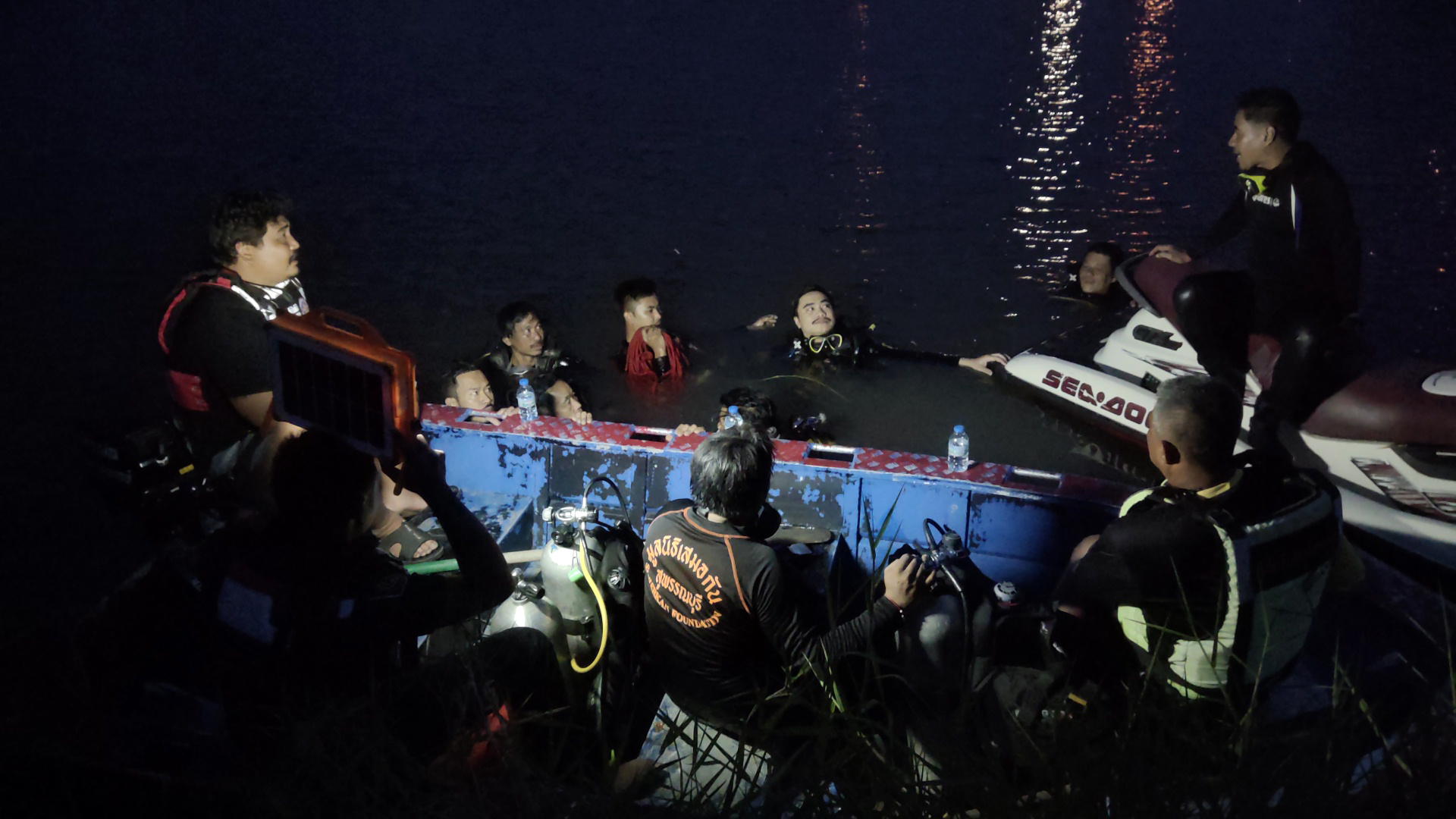 สุพรรณบุรี-กู้ภัยระดมทีมค้นหาร่างลุงวัย 62 ปี พบจมก้นบ่อทรายลึกกว่า 10 เมตร