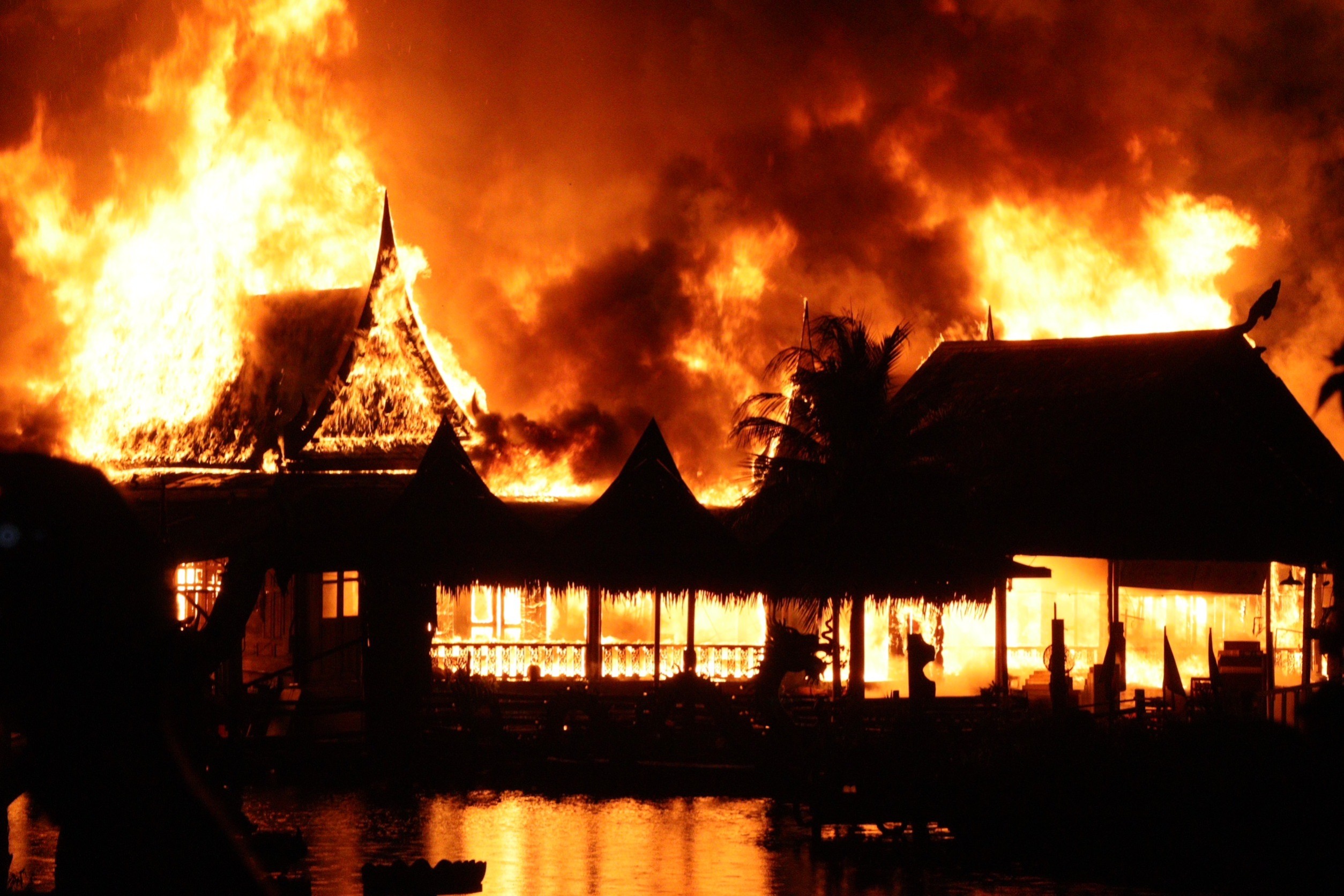 ชลบุรี-ไฟไหม้ตลาดน้ำ 4 ภาคพัทยาเป็นทะเลเพลิง คาดค่าเสียหายเกือบร้อยล้านบาท