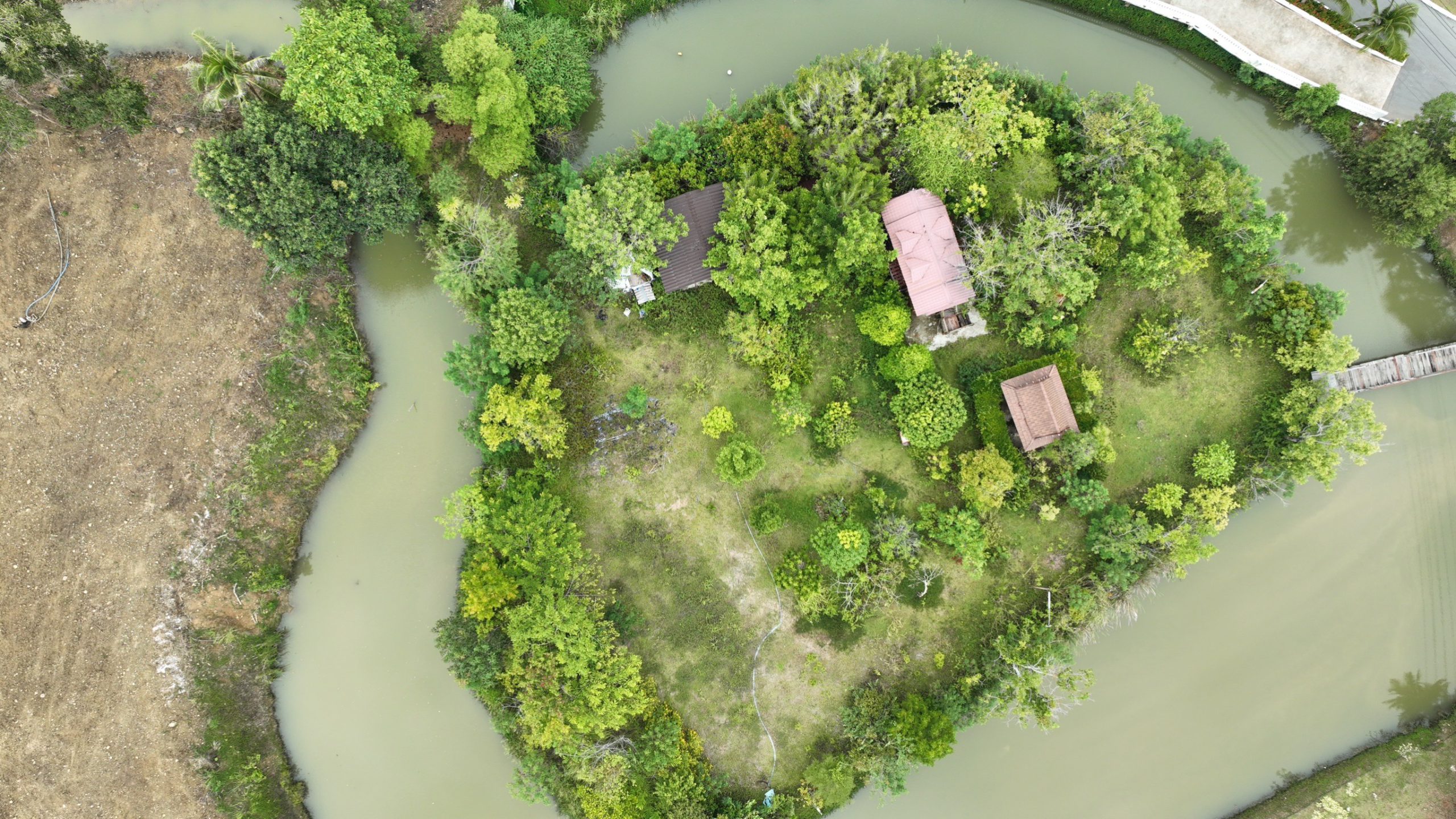 ชลบุรี-ที่ดินสัตหีบชี้ บ้านเรือนไทย 2 หลัง ปลูกกลางแอ่งเก็บน้ำสาธารณะ