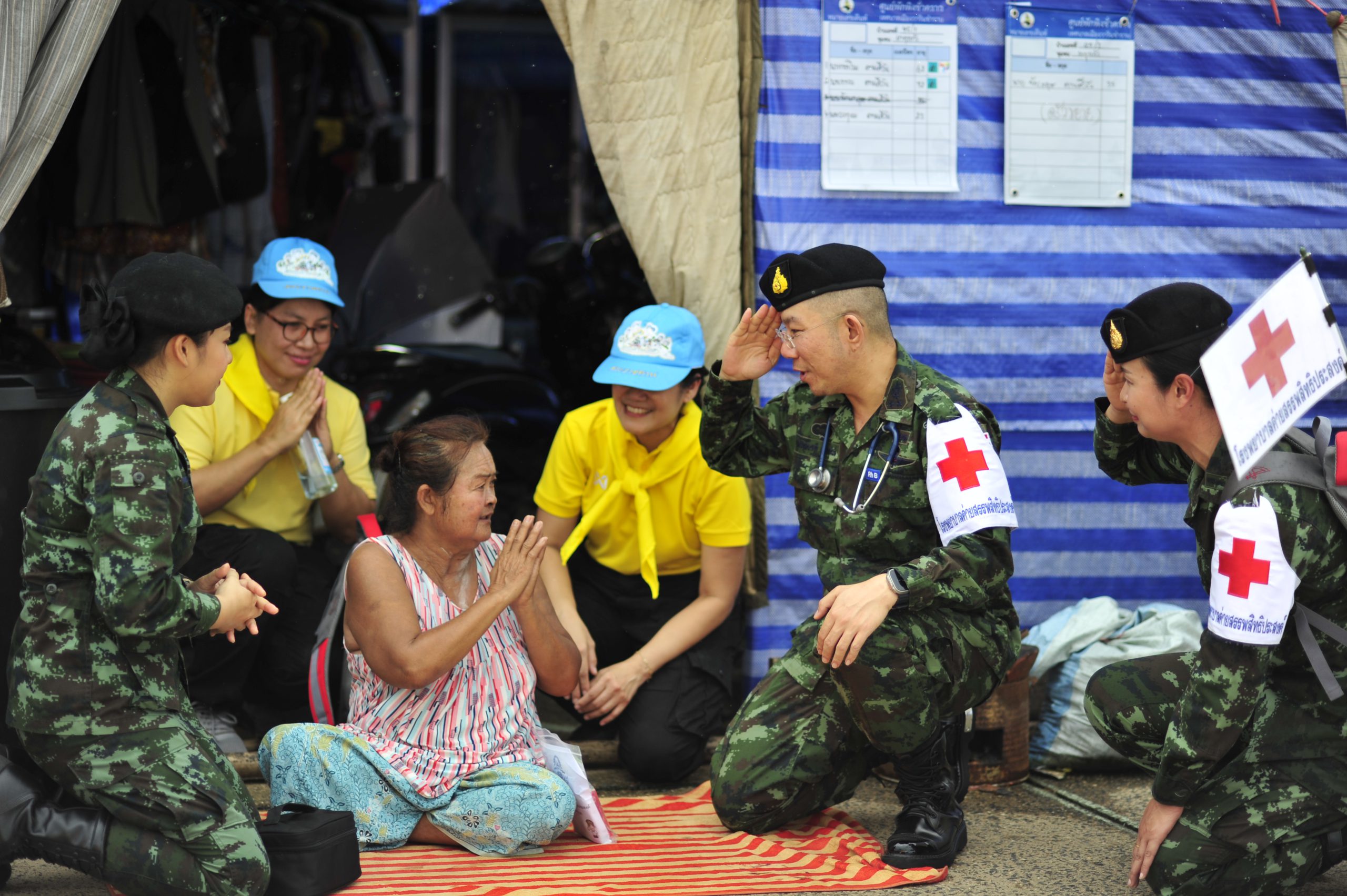 อุบลราชธานี-หมอทหาร รพ.ค่ายสรรพสิทธิประสงค์ ลงพื้นที่ตรวจสุขภาพชาวบ้านประสบภัยน้ำท่วม