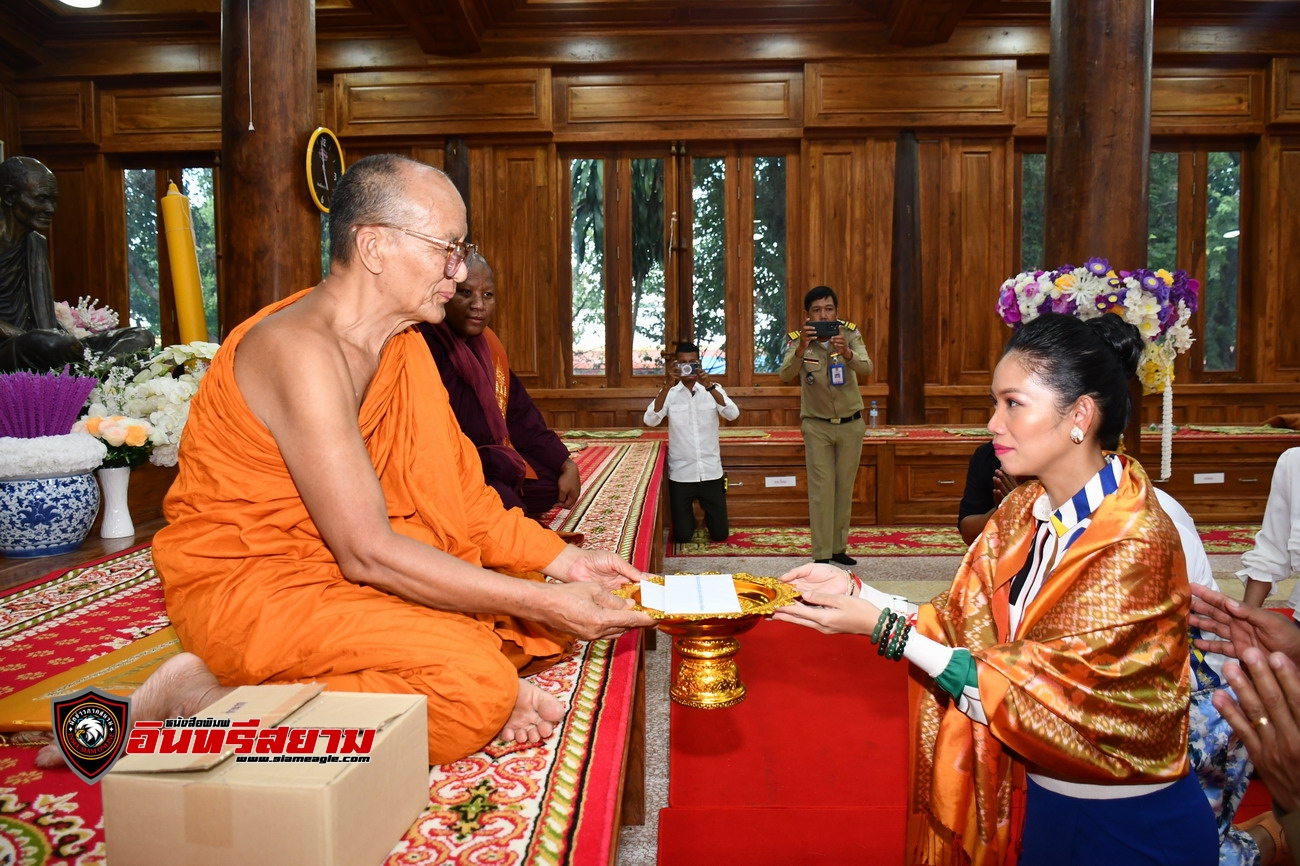 ศรีสะเกษ-ภริยารองนายก รมต.กัมพูชา นำคณะกราบไหว้ขอพร”หลวงปู่สรวง” ศรีสะเกษ-ภริยารองนายก รมต.กัมพูชา นำคณะกราบไหว้ขอพร”หลวงปู่สรวง”