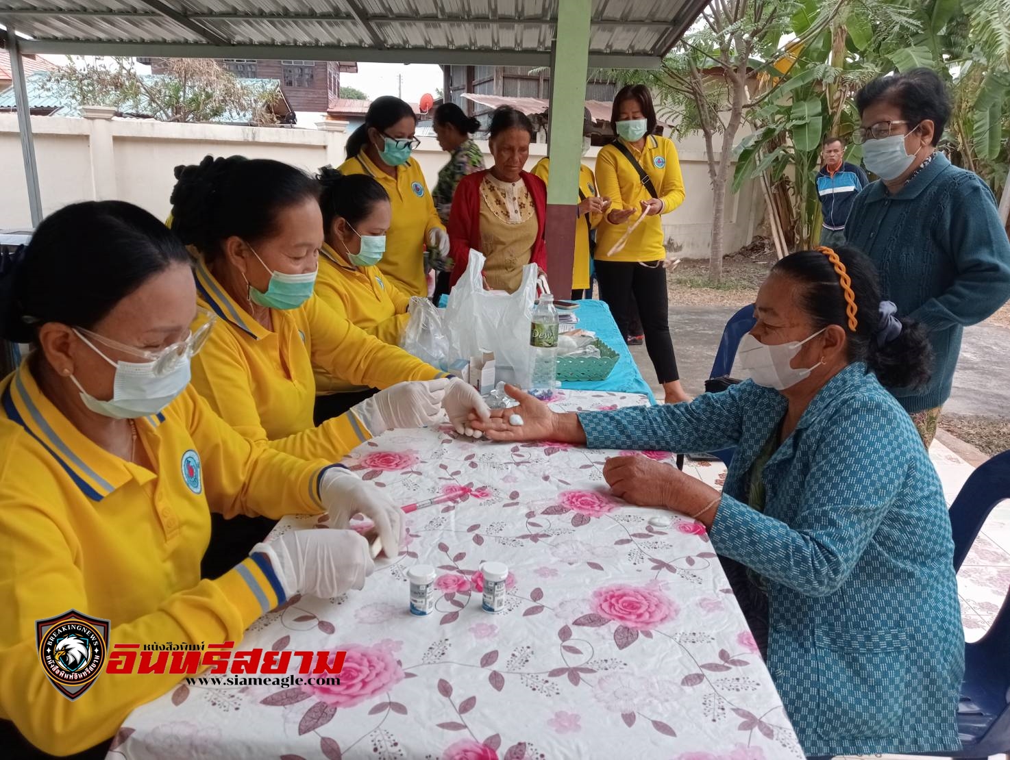 กาฬสินธุ์-เข้าสู่รอยต่อฤดูหนาว อสม.ฟิตตั้งโต๊ะคัดกรองสุขภาพผู้สูงอายุ กาฬสินธุ์-เข้าสู่รอยต่อฤดูหนาว อสม.ฟิตตั้งโต๊ะคัดกรองสุขภาพผู้สูงอายุ