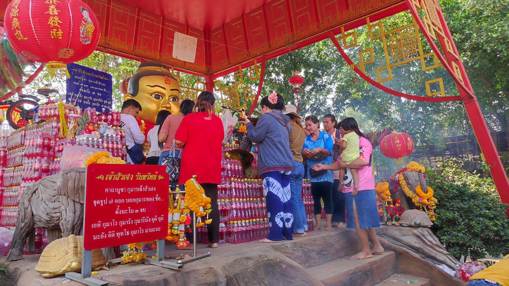 ปทุมธานี-ประชาชนแห่แก้บนกุมารทองเจ้าสัวเฮงก่อนส่องเลขอ่างน้ำมนต์