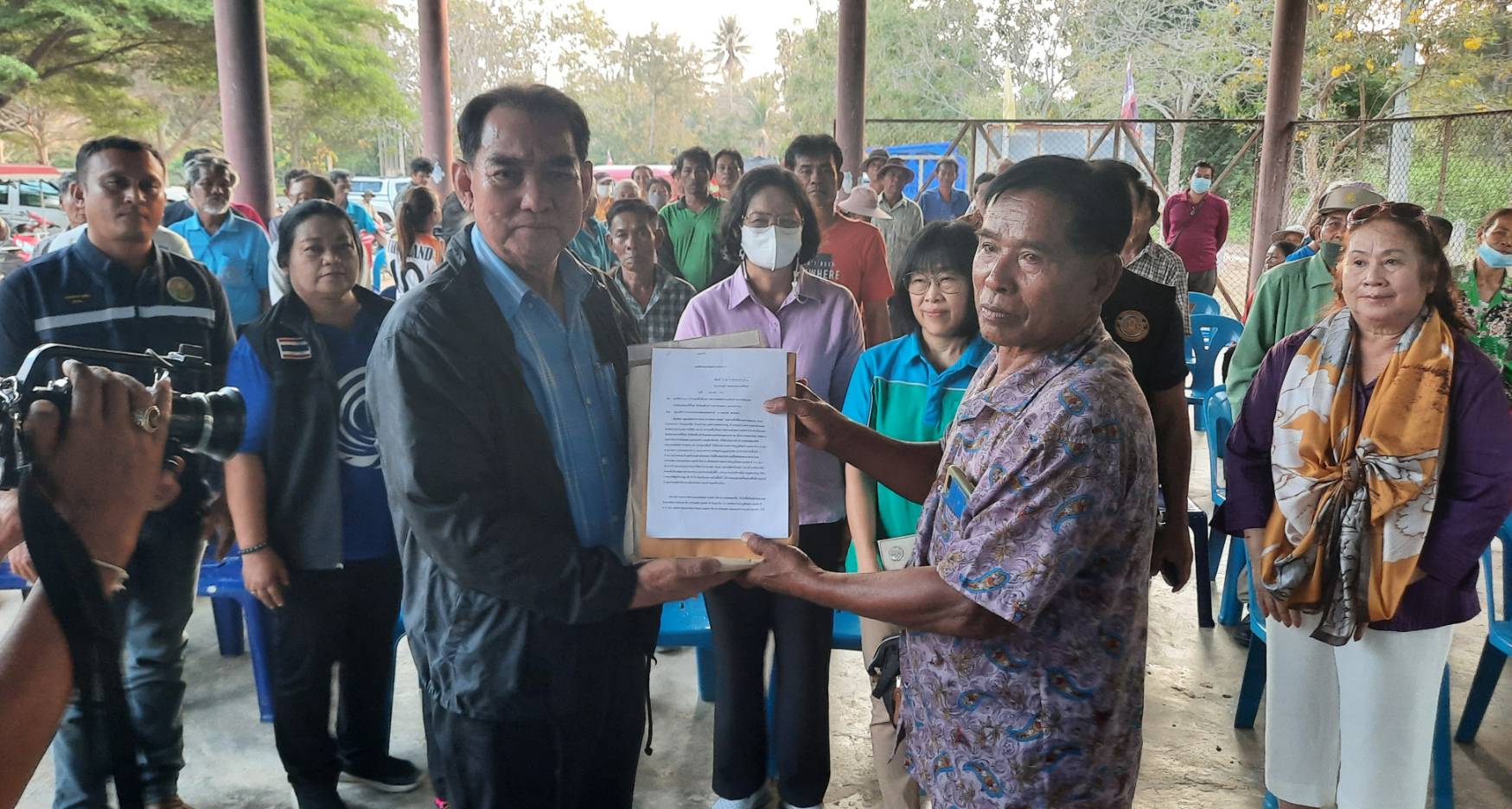 ประจวบคีรีขันธ์-ชาวบ้านยื่นหนังสือร้อง ”ร.อ.ธรรมนัส” อุทยานฯเขาสามร้อยยอด ปักเขตทับที่ทำกินเกษตรกร ประจวบคีรีขันธ์-ชาวบ้านยื่นหนังสือร้อง ”ร.อ.ธรรมนัส” อุทยานฯเขาสามร้อยยอด ปักเขตทับที่ทำกินเกษตรกร