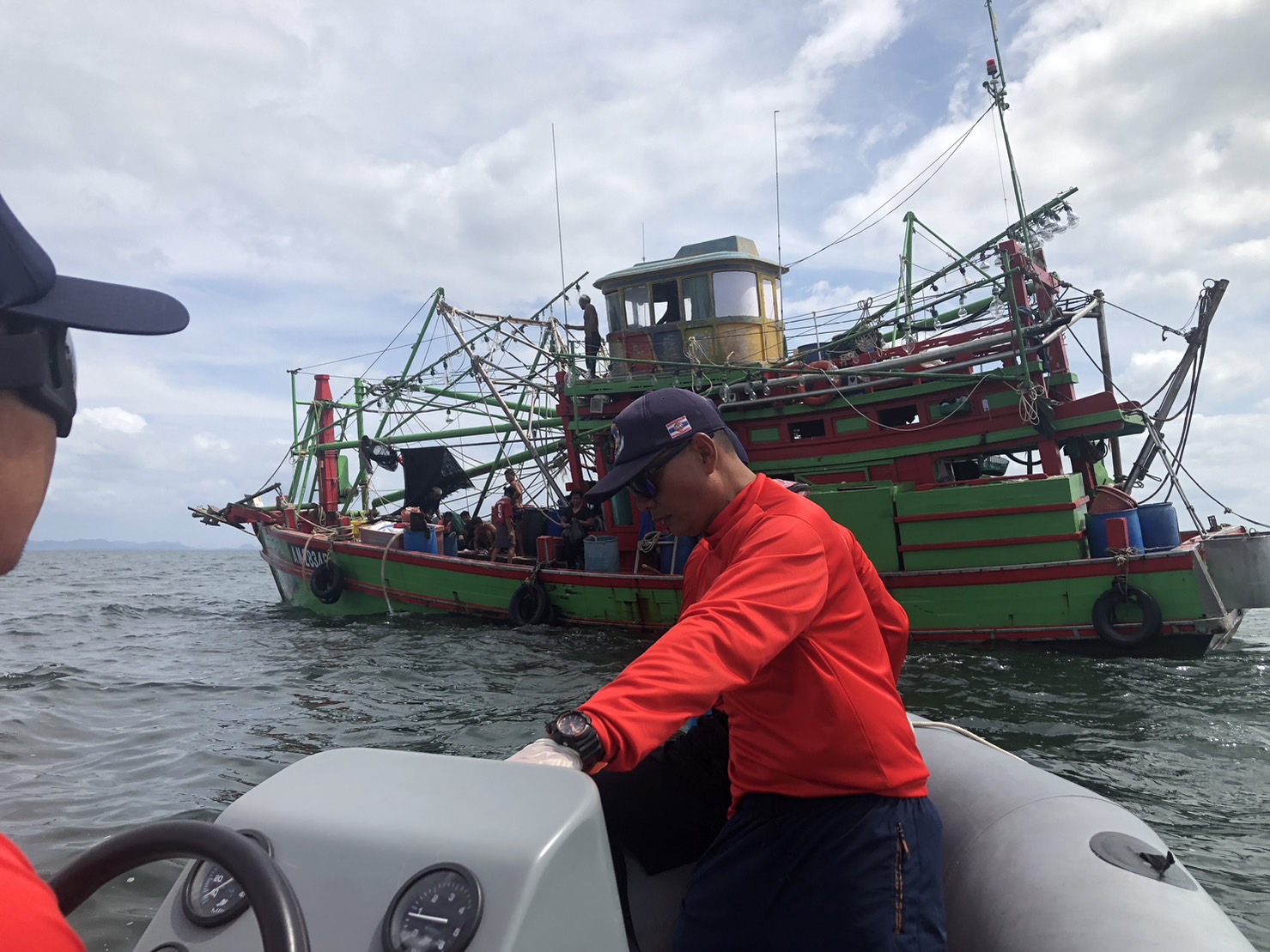 สตูล-ศรชล.ประสานทหารเรือ เข้าให้การช่วยเหลือลูกเรือชาวพม่าหลังประสบอุบัติเหตุขณะออกหาปลากลางทะเล