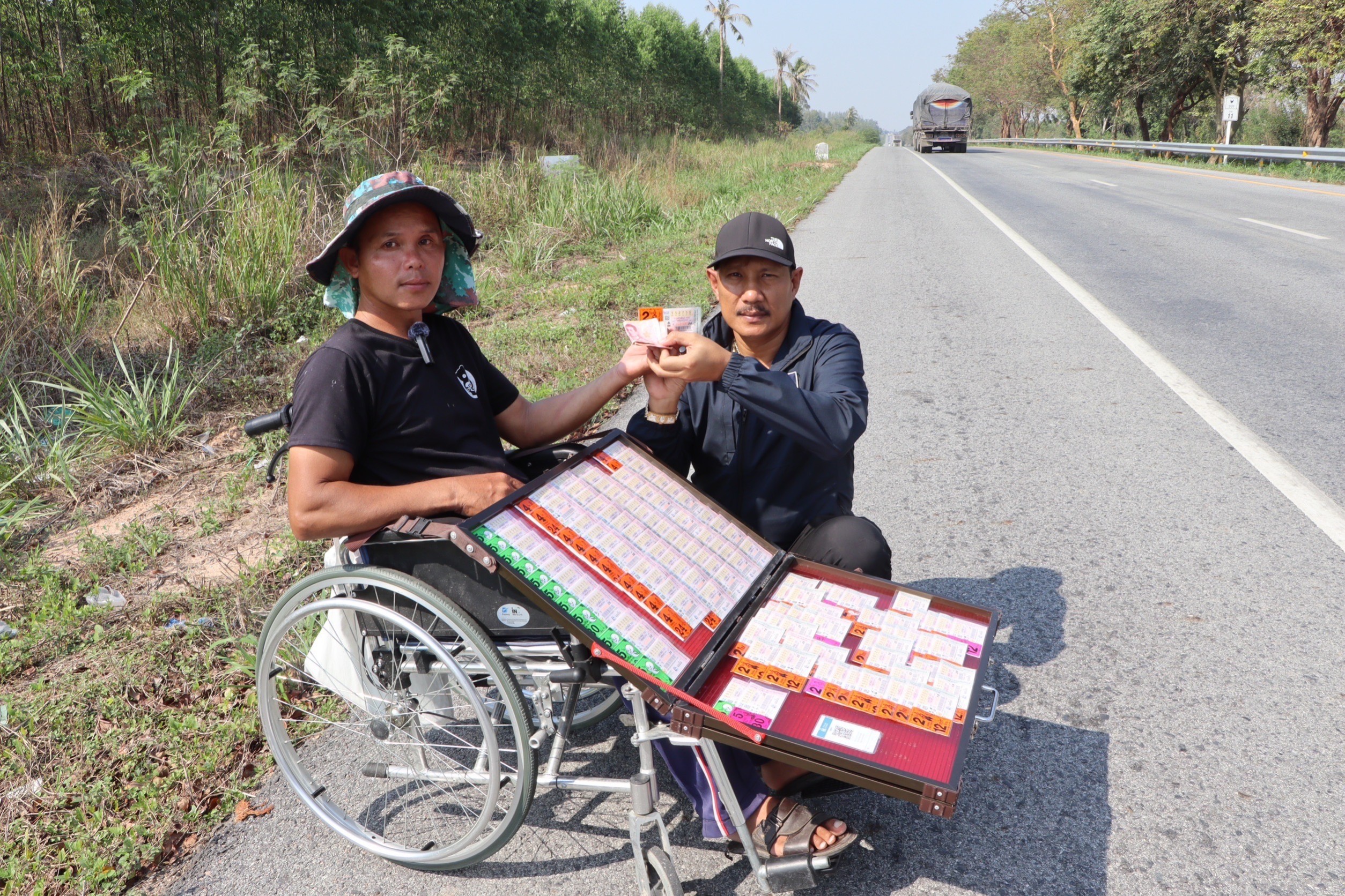 ชลบุรี-ชายพิการสู้ชีวิต เข็นวีลแชร์ข้ามอำเภอกว่า 30 กม. เร่ขายลอตเตอรี่หาเงินเลี้ยงชีพ