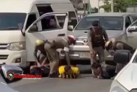 สุพรรณบุรี-ลุ้นระทึก..!!ตำรวจสกัดจับรถขนยาบ้ากลางถนนได้ยาบ้ากว่า1ล้านเม็ด