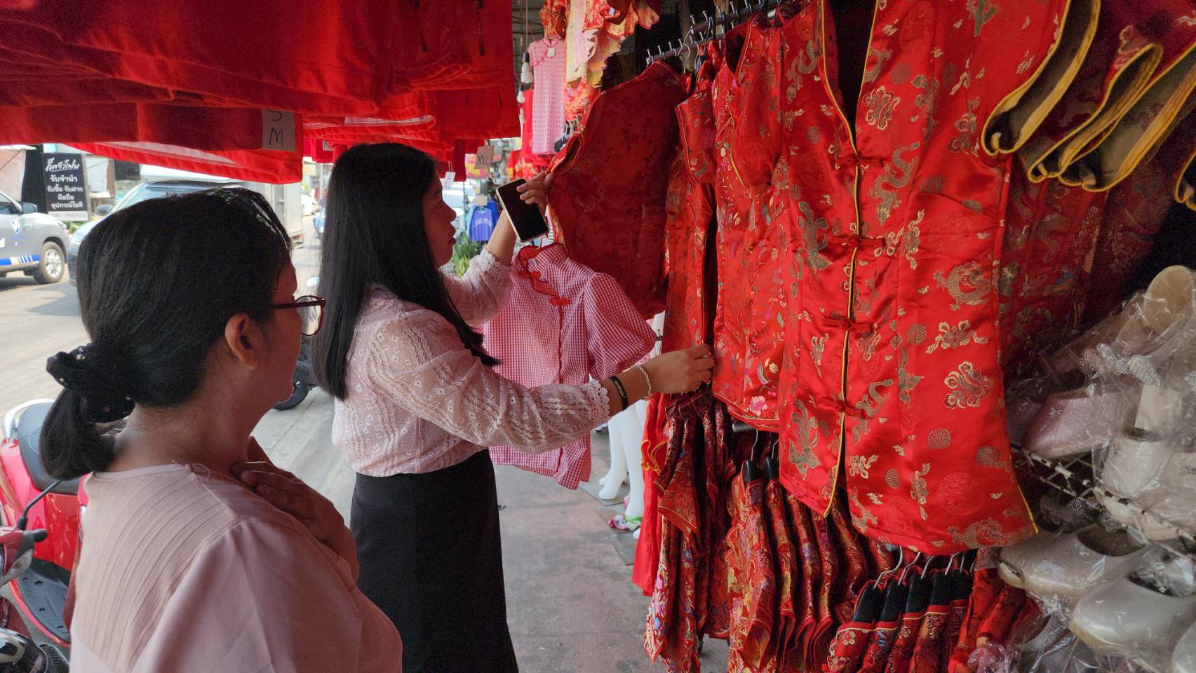 ศรีสะเกษ-รับเทศกาลตรุษจีนร้านขายเสื้อผ้าแห่ตกแต่งร้านด้วยเสื้อสีแดง ย้ำไม่มีการฉวยโอกาสขึ้นราคาเสื้อในช่วงเทศกาล