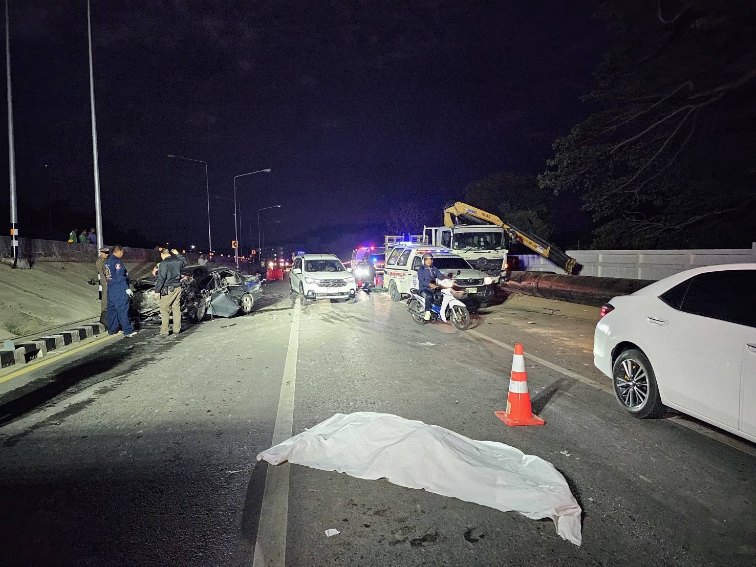 ชลบุรี-สัตหีบ สังเวยไฟทางมืด!! เก๋งชนท้ายพ่วงข้างกระเด็นอัดรถ 6 ล้อทำท่อประปาข้างถนนดับ 2 ศพ